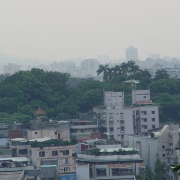 淡海暗夜，孩童哭叫居民報警救被困在頂層的女子