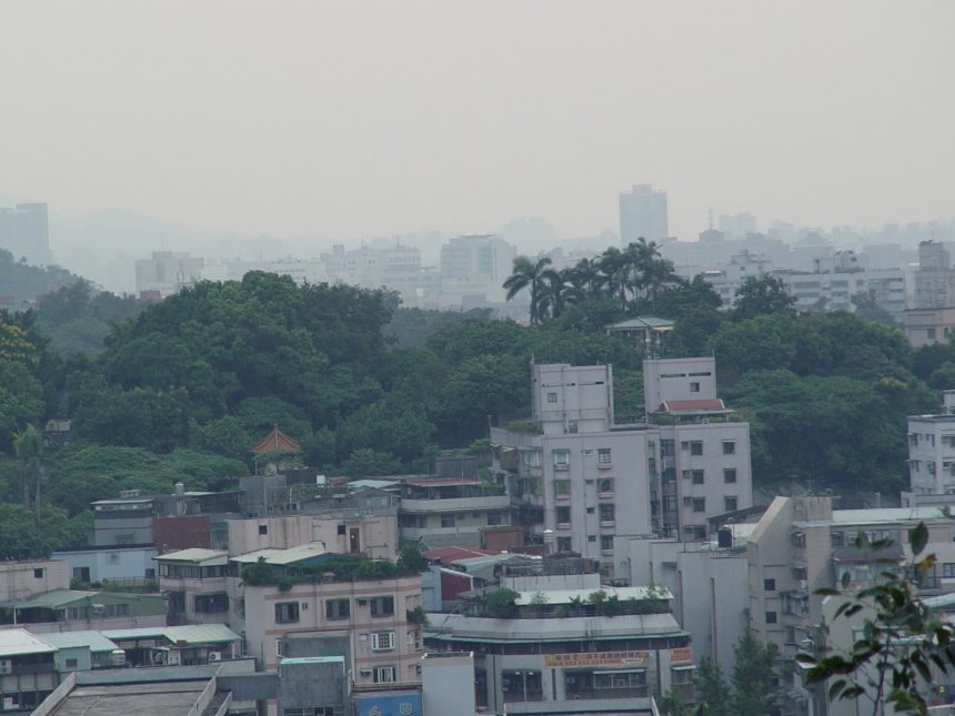 淡海暗夜，孩童哭叫居民報警救被困在頂層的女子